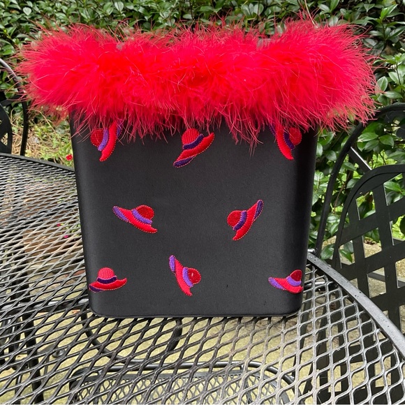 👁️Catching Adorable Brilliant Red Feather Embroidered Hat Hard Body Bag! - Picture 2 of 16